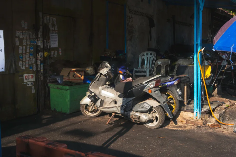 Mặt tiền tiệm sửa xe